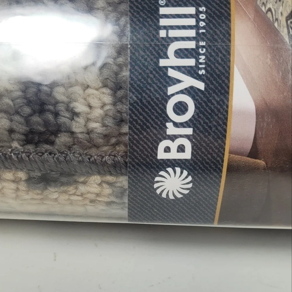 Broyhill Gray and Black Accent Rug